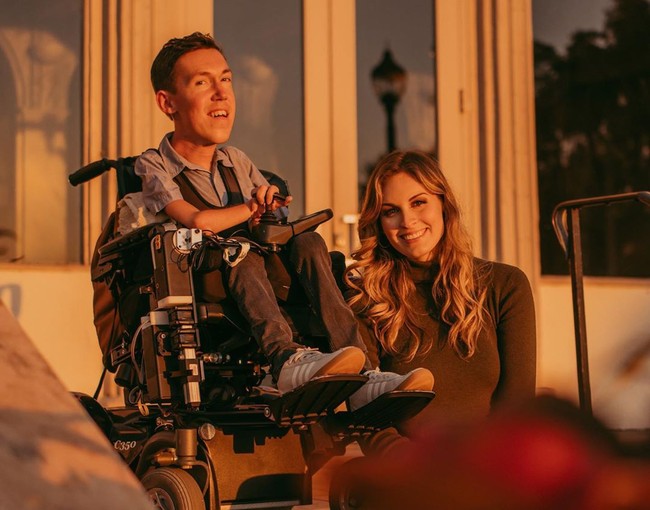 Hannah Aylward dan Shane Burcaw sukses menjadi bintang YouTube karena hubungan cinta mereka yang unik. Channel mereka Squirmy and Grubs memiliki lebih dari 559 ribu subscriber. Melalui channel YouTube tersebut keduanya kerap berbagi cerita cinta mereka. Foto: Instagram @hannahayl