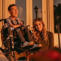 Hannah Aylward dan Shane Burcaw sukses menjadi bintang YouTube karena hubungan cinta mereka yang unik. Channel mereka Squirmy and Grubs memiliki lebih dari 559 ribu subscriber. Melalui channel YouTube tersebut keduanya kerap berbagi cerita cinta mereka. Foto: Instagram @hannahayl