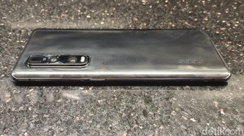 Ada 3 kamera di sana, paling atas adalah 13MP Periscope Telephoto Camera (Fitraya Ramadhanny/detikcom)