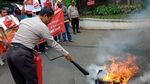 Massa Aksi Novel Bakar Ban di Depan Kejagung