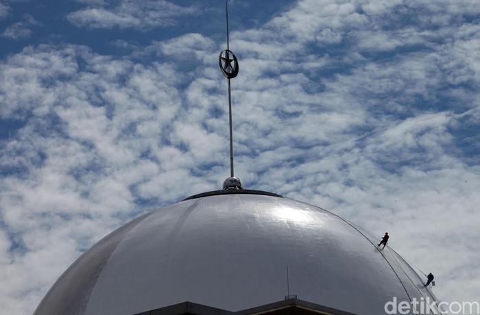 Sejumlah petugas tampak memanjat kubah Masjid Istiqlal, Jakarta. Aksi itu dilakukan para petugas untuk melakukan perawatan kubah masjid tersebut.
