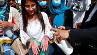 Guna mencegah penyebaran virus corona, sejumlah peserta aksi pun disemprotkan desinfektan saat ikut serta dalam kegiatan memperingati Hari Perempuan Internasional tersebut.