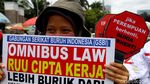 Aksi Tolak Omnibus Law di Depan DPR