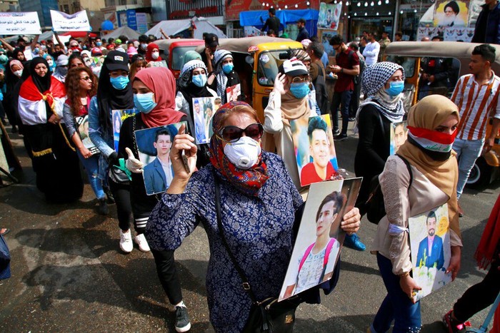 Peringatan Hari Perempuan Internasional di Irak Sejumlah warga di Irak turun ke jalan peringati Hari Perempuan Internasional. Masker hingga semprotan desinfektan turut digunakan guna cegah virus corona.
