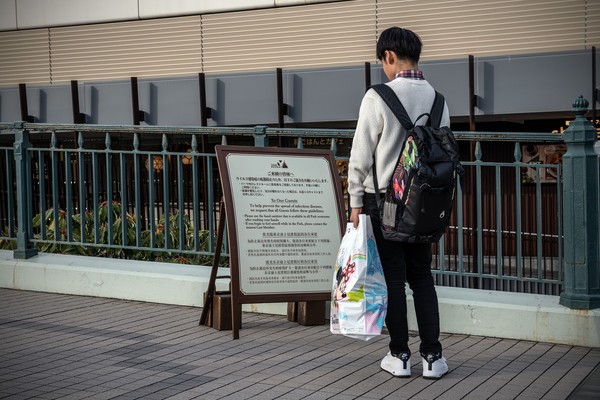 Di kawasan Asia, khususnya Jepang, sejumlah taman hiburan pun ditutup untuk sementara waktu guna mencegah penyebaran virus corona di ruang publik. Salah satu taman hiburan yang ditutup sementara adalah Disneyland Tokyo. Getty Images/Carl Court. Di kawasan Asia, khususnya Jepang, sejumlah taman hiburan pun ditutup untuk sementara waktu guna mencegah penyebaran virus corona di ruang publik. Salah satu taman hiburan yang ditutup sementara adalah Disneyland Tokyo. Getty Images/Carl Court.