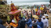Upacara Melasti yang diikuti ribuan umat Hindu tersebut bertujuan untuk mensucikan diri dalam menyambut perayaan Hari Raya Nyepi tahun baru Saka 1942.