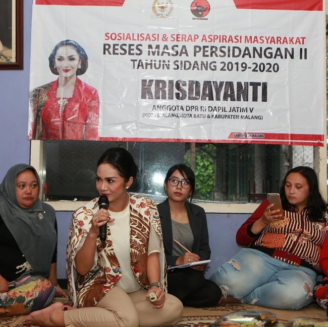 Kridayanti memilih busana yang lebih simpel ketika melakukan sosialisasi dans serap aspirasi masyarakat di Batu, Malang. Ia mengenakan blouse dan celana warna beige yang dipadu cape bermotif batik. Foto: Instagram/@krisdayantilemos