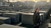 Di Berlin, Ayu juga mengunjungi Monumen Holocaust, yang menjadi genosida Perang Dunia II orang Yahudi Eropa. (Ayu Maulida/Instagram)