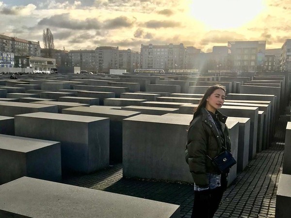 Di Berlin, Ayu juga mengunjungi Monumen Holocaust, yang menjadi genosida Perang Dunia II orang Yahudi Eropa. (Ayu Maulida/Instagram)
