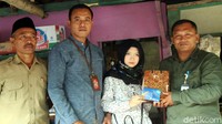 Febby menerima bantuan dari Jokowi. Bantuan itu diserahkan oleh utusan Jokowi di kediaman Febby di Kampung Cirendeu RT 15 RW 04, Desa Bojongjengkol, Kecamatan Jampang Tengah, Kabupaten Sukabumi.