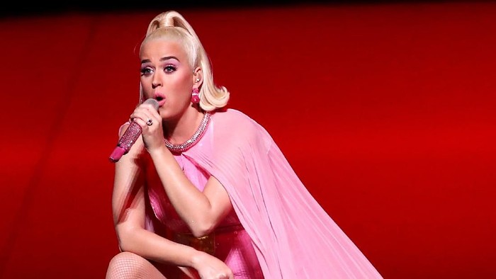MELBOURNE, AUSTRALIA - MARCH 08: Katy Perry performs on stage with the Australian team during a concert after their victory in the ICC Womens T20 Cricket World Cup Final match between India and Australia at the Melbourne Cricket Ground on March 08, 2020 in Melbourne, Australia. (Photo by Cameron Spencer/Getty Images)