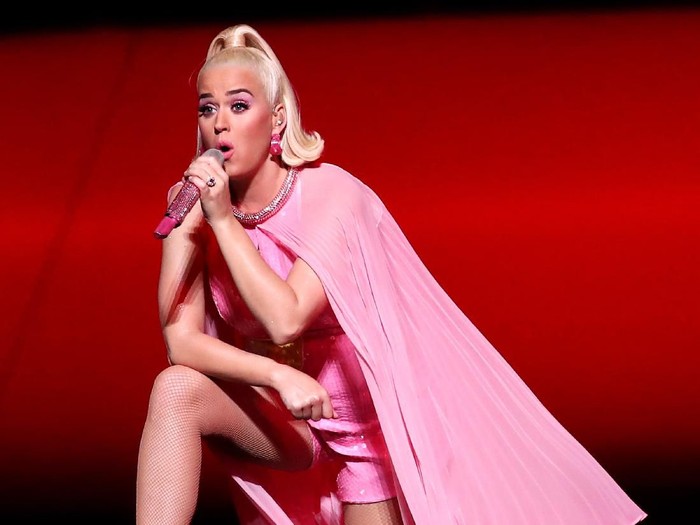 MELBOURNE, AUSTRALIA - MARCH 08: Katy Perry performs on stage with the Australian team during a concert after their victory in the ICC Womens T20 Cricket World Cup Final match between India and Australia at the Melbourne Cricket Ground on March 08, 2020 in Melbourne, Australia. (Photo by Cameron Spencer/Getty Images)