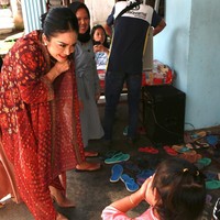 Melakukan edukasi dan sosialisasi mengenai virus Corona di Malang, Krisdayanti tampil cantik serba marun dengan blouse yang dilengkapi cardigan dari kain jumputan. Foto: Instagram/@krisdayantilemos