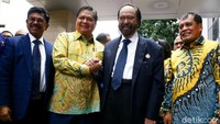 Kedatangan Surya Paloh bersama elit NasDem lainnya disambut langsung oleh Ketum Golkar Airlangga Hartarto.
