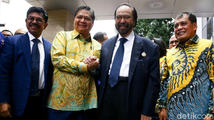 Ketum Partai NasDem Surya Paloh menyambangi kantor DPP Golkar. Kedatangannya disambut langsung oleh Ketum Partai Golkar Airlangga Hartarto.