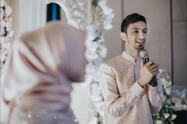 Sementara sang calon suami, Razi mengenakan baju dengan potongan koko yang juga berwarna pink. Razi diketahui seorang pengusaha restoran di Bogor.  Foto: Instagram @folklore.project