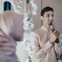 Sementara sang calon suami, Razi mengenakan baju dengan potongan koko yang juga berwarna pink. Razi diketahui seorang pengusaha restoran di Bogor.  Foto: Instagram @folklore.project