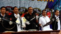 Para pelaku ini ditangkap di beberapa lokasi berbeda, di wilayah Tangerang dan Karawang. Dari para pelaku, polisi menyita sejumlah barang bukti di antaranya sejumlah kunci letter T dan beberapa motor hasil curian tersangka.