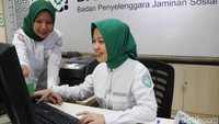 Pegawai berativitas di kawasan Kantor BPJS Kesehatan, Jakarta, Senin (9/3/2020).