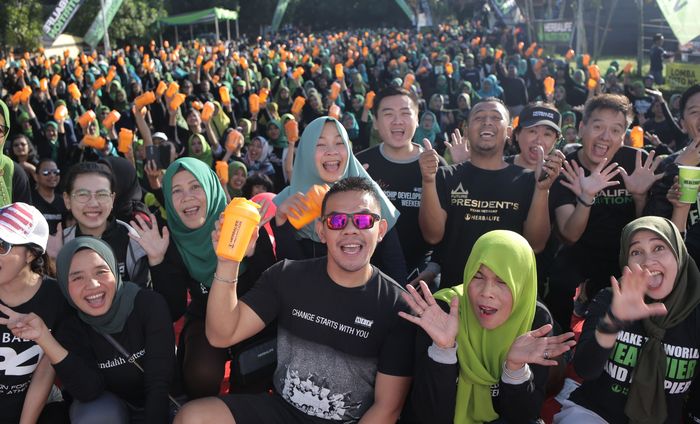 Suasana Pekan Sarapan Nasional 2020 yang Diikuti Ribuan Orang Sebanyak lima puluh ribu paket sarapan diibagikan ke 105 kota di seluruh Indonesia. Hal itu dilakukan sebagai bentuk dukungan pelaksanaan PESAN 2020.