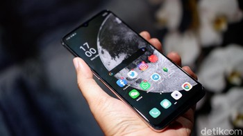 Ukuran layarnya kemungkinan 6,4 inch. Foto: Adi Fida Rahman/detikINET
