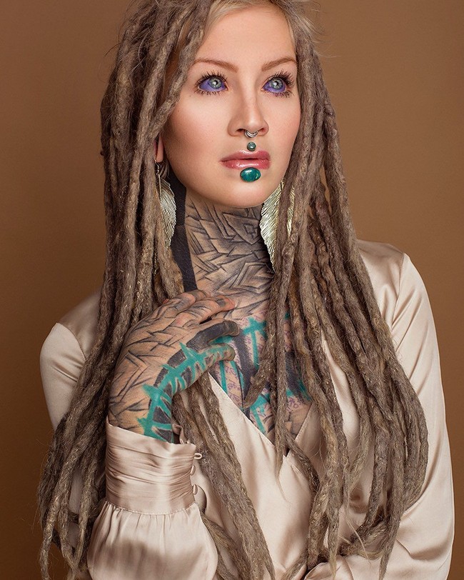 Aku mulai dengan banyak tato yang berbeda dari artis-artis yang berbeda tapi paling tidak punya kesempatan luar biasa dan unik untuk mendapatkan tato penuh bodysuit dari seniman Little Swastika. Dan ini adalah tato paling gila yang pernah aku bayangkan untukku dan tubuhku, ujarnya dilansir Daily Star. Foto: Instagram @anuskatzzz