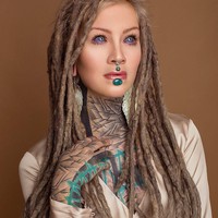 Aku mulai dengan banyak tato yang berbeda dari artis-artis yang berbeda tapi paling tidak punya kesempatan luar biasa dan unik untuk mendapatkan tato penuh bodysuit dari seniman Little Swastika. Dan ini adalah tato paling gila yang pernah aku bayangkan untukku dan tubuhku, ujarnya dilansir Daily Star. Foto: Instagram @anuskatzzz