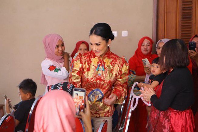 Mengadakan sosialisasi dan mendengarkan aspirasi masyarakat di Turen, Jawa Timur, Krisdayanti memilih busana batik motif oriental dengan model kerah cheongsam. Foto: Instagram/@krisdayantilemos