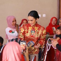 Mengadakan sosialisasi dan mendengarkan aspirasi masyarakat di Turen, Jawa Timur, Krisdayanti memilih busana batik motif oriental dengan model kerah cheongsam. Foto: Instagram/@krisdayantilemos