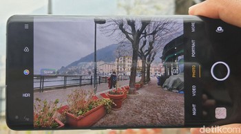 Find X2 Pro mengutamakan refresh rate yang tinggi 120Hz dengan resolusi QHD+. Layarnya kokoh dengan Corning Gorilla Glass 6. (Fitraya Ramadhanny/detikcom)