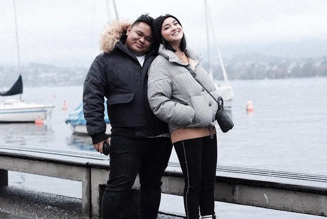 Ririn Ekawati dikenal sebagai sosok artis yang rendah hati. Asistennya diperlakukannya bagai keluarga. Mantan istri Edwin Abeng itu pun kerap menyebut Indra sebagai adik kesayangannya. Dok. Instagram.