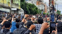 Massa aksi #GejayanMemanggilLagi terlihat membawa sejumlah spanduk dengan beragam seruan. Massa aksi juga terlihat membuat panggung sebagai tempat orasi.