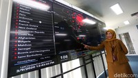 Petugas memantau perkembangan virus corona melalui layar. Pemantauan ini dilakukan setiap hari.