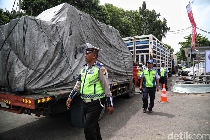 Dalam rangka menciptakan jalan Indonesia bebas truk Over Dimension Over Load (ODOL) Kemenhub melakukan pembatasan jalur yang tegas untuk truk obesitas. Pembatasan truk ODOL diberlakukan mulai hari ini, Senin (9/3/2020) dari tol Tanjung Priok (Jakarta) sampai Bandung.
