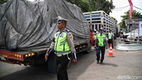 Dengan dibatasinya akses jalan, mau tidak mau para pengusaha harus patuh aturan. Ditambah lagi aturan ODOL ini juga berlaku untuk truk yang akan diangkut oleh kapal.