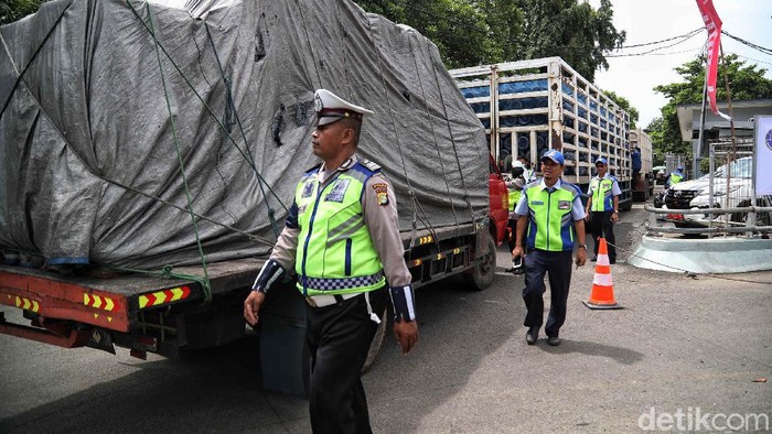 Dalam rangka menciptakan jalan Indonesia bebas truk Over Dimension Over Load (ODOL) Kemenhub melakukan pembatasan jalur yang tegas untuk truk obesitas. Pembatasan truk ODOL diberlakukan mulai hari ini, Senin (9/3/2020) dari tol Tanjung Priok (Jakarta) sampai Bandung.