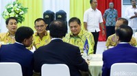 Ketum Golkar Airlangga Hartarto bersama sejumlah elite Golkar lainnya menyambut kedatangan Ketum NasDem Surya Paloh di Kantor DPP Golkar.