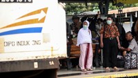 Sejumlah penumpang tampak mengenakan masker saat sedang menunggu kedatangan kereta di Stasiun Pasar Senen, Jakarta.