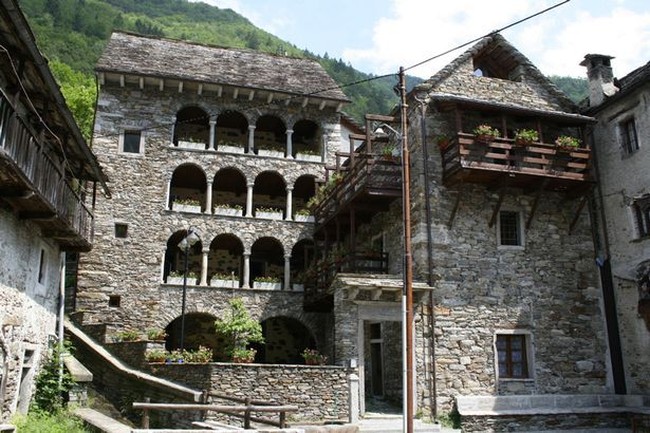 Pemerintah di Borgomezzavalle juga menawarkan pondok-pondok kayu yang sudah ditinggalkan di kawasan tersebut dengan harga yang sangat murah, yaitu h￼anya sekitar Rp 16 ribuan. Syaratnya, sang pembeli harus merenovasi rumah tersebut dalam kurun waktu 2 tahun. Foto: dok. Dimora Storica Casa Vanni