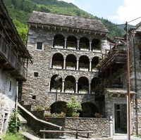 Pemerintah di Borgomezzavalle juga menawarkan pondok-pondok kayu yang sudah ditinggalkan di kawasan tersebut dengan harga yang sangat murah, yaitu h￼anya sekitar Rp 16 ribuan. Syaratnya, sang pembeli harus merenovasi rumah tersebut dalam kurun waktu 2 tahun. Foto: dok. Dimora Storica Casa Vanni