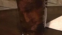 Dalam segelas minuman bersoda ini tampa penampakan wajah yang cukup menyeramkan. Tenang saja, tidak ada mahkluk halus dalam gelas ini melainkan hanya bayangan dari es batu saja. Foto: Boredpanda