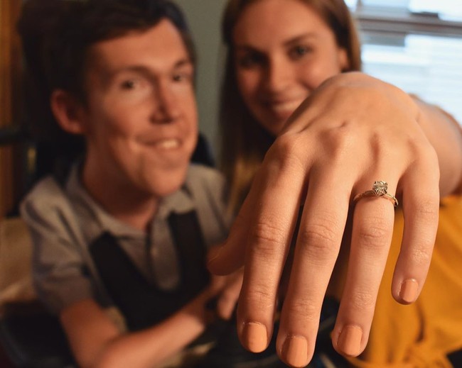 Sosok Shane yang unik dan populer sebagai blogger menarik perhatian Hannah saat melihat video kisah pria itu pertamakali di internet. Dia yang memulai perkenalannya dengan Shane. Berkenalan dan berhubungan melalui dunia maya, keduanya saling jatuh cinta, meskipun belum pernah bertemu secara langsung. Foto: Instagram @hannahayl