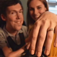 Sosok Shane yang unik dan populer sebagai blogger menarik perhatian Hannah saat melihat video kisah pria itu pertamakali di internet. Dia yang memulai perkenalannya dengan Shane. Berkenalan dan berhubungan melalui dunia maya, keduanya saling jatuh cinta, meskipun belum pernah bertemu secara langsung. Foto: Instagram @hannahayl