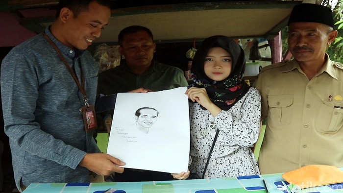 Keren, Gadis Jago Gambar-Putus Sekolah asal Sukabumi Lukis Jokowi Febby Lissa Ayu Aryanti (17), gadis jago gambar asal Sukabumi tak bisa melanjutkan sekolah karena tidak ada biaya kedua orang tuanya. Saat disambangi utusan Presiden Jokowi, Febby sempat melukis orang nomor satu di Indonesia tersebut. Begini lukisannya.