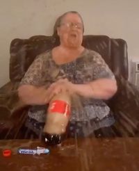 Eksperimen Campur Minuman Soda dan Permen, Nenek Ini Kena Semburannya!