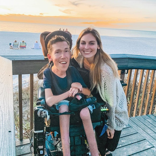 Melihat kebersamaan Hannah Aylward dan Shane Burcaw orang jadi sering salah mengira. Dalam wawancara dengan Startribune, Hannah mengaku tak sedikit orang yang mengira dirinya adalah perawat atau malah ibunya Shane. Padahal dia adalah kekasih Shane. Hannah dan Shane sudah pacaran sejak 2015. Foto: Instagram @hannahayl