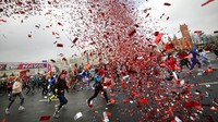 Lomba lari yang diselenggarakan di kawasan Minsk, Belarus, itu berlangsung meriah. Tak sedikit warga lainnya yang berkumpul untuk menyaksikan dan mendukung para peserta yang ikut dalam lomba lari tersebut.