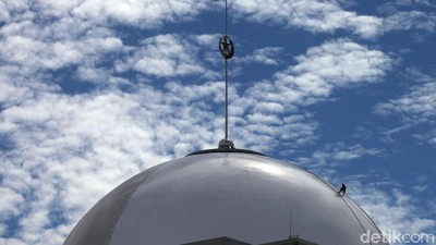 Aksi Spiderman Saat Mengecat Kubah Masjid Istiqlal