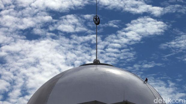 Sejumlah petugas tampak memanjat kubah Masjid Istiqlal, Jakarta. Aksi itu dilakukan para petugas untuk melakukan perawatan kubah masjid tersebut.
