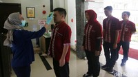 Bila ada seseorang dengan suhu tubuh 38 derajat celcius akan diperiksa intensif di klinik yang terdapat di Kemenko PMK. 